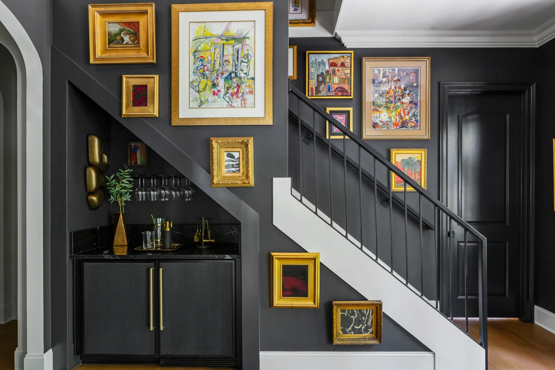 Interior with warm earth tones, layered textiles and mixed patterns